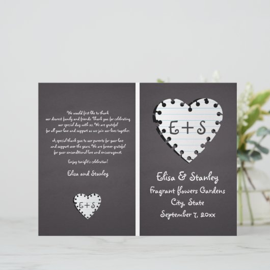 紙ハートを折り畳まれた結婚式プログラム上で (スタンド正面)