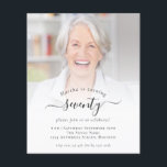 紙フォトスクリプト70th Birthday Partyへの招待 チラシ<br><div class="desc">小さ素晴らしい4.5インチx 5.6インチと予算の価格で封筒なしの価値紙（カードではない）。（標準A6エンベロープは最もフィットするサイズに近い）。フォトスクリプト70th Birthday Partyへの招待。70歳または任意の年齢の誕生日パーティーのためのミニマルな完全にカスタマイズ可能なデザイン，単にサンプル写真を自分の写真に置き換えお気に入りのて、必要に応じて文字をカスタマイズ</div>