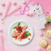 紙プレートとイチゴ ペーパープレート (パーティー)