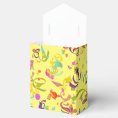 紙吹雪が黄色い背景の上でピースを投げる フェイバーボックス (オープン)