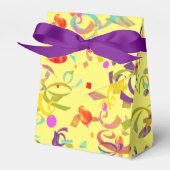 紙吹雪が黄色い背景の上でピースを投げる フェイバーボックス (正面サイド)