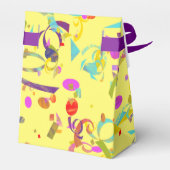 紙吹雪が黄色い背景の上でピースを投げる フェイバーボックス (裏面サイド)