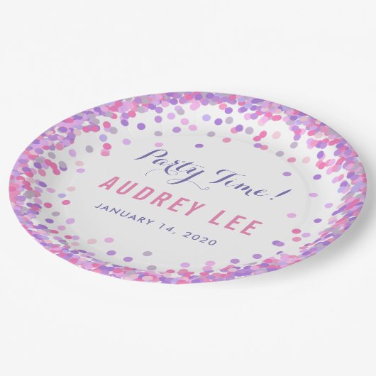 紙吹雪を振りかける女の子のための誕生日パーティーの装飾 ペーパープレート (アングル)