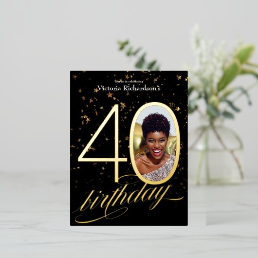 紙吹雪エレガントブラック金ゴールド写真40歳の誕生日 箔招待状ポストカード (立ち正面)