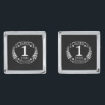 紙結婚1周年1年 シルバー カフスボタン<br><div class="desc">初婚祝年のデザイン。このデザインは、黒い背景に白(紙)色の月桂樹デザインを持つ。紙は伝統的この大事な行事の贈り物。文字読紙1周年。結婚1年目祝のロマンチックなデザイン。このもしデザインの救済下に連絡頼カスタマイズ、彼らはこの文字の下にあるデザイナーのボタンです。</div>