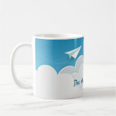 紙飛行機の雲の上コーヒーマグ コーヒーマグカップ (左)