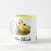 紙、羽のクイルおよびインクを持つ作家のひよこ ツートーンマグカップ (正面左)