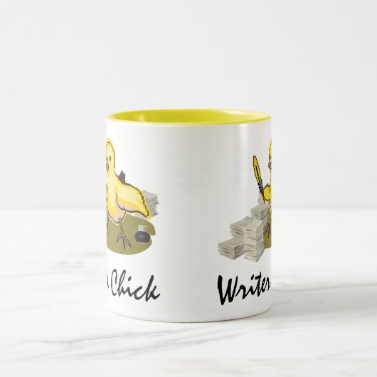 紙、羽のクイルおよびインクを持つ作家のひよこ ツートーンマグカップ (中央)