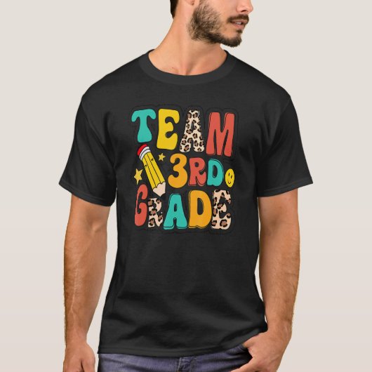 素敵なチーム 3年生の生徒と先生の初日の様子 Tシャツ (正面)