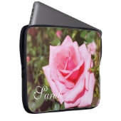 素敵なピンクのバラの花のラップトップのケース。名前で。 ラップトップスリーブ (正面右)