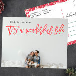 素敵な人生だ赤いクリスマス シーズンポストカード<br><div class="desc">REDレタリングの素敵な休日フォトポストカードスクリプトだ。バックにはかわいらしフローラが縁どある。レタリングスタイル。大きな写真デザイン。ハッピー、フェスティバルデザイン。素晴らしい人生だ。花…赤と白フローラ枠。</div>