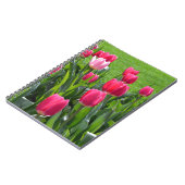 素敵な春ピンクのチューリップの花と葉緑の。 ノートブック (左側)