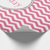 素敵な、トレンディー、クラシックピンクのシェブロン誕生日 ラッピングペーパー (角)