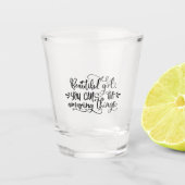 素晴らしいことができる美しい女の子少女旅行 ショットグラス (正面)