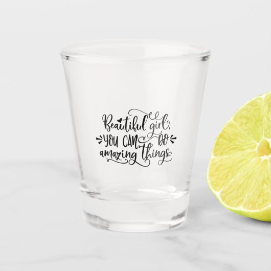 素晴らしいことができる美しい女の子少女旅行 ショットグラス (正面)