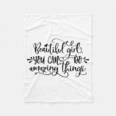 素晴らしいことができる美しい女の子少女旅行 フリースブランケット (正面)