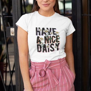 素晴らしいデイジーの花を持つ Tシャツ