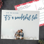 素晴らしいネイビーアイスブルークリスマスだ シーズンポストカード<br><div class="desc">ネイビーアイスブルーレタリングの素敵な休日フォトポストカードスクリプトだ。バックにはかわいらしフローラが縁どある。レタリングスタイル。大きな写真デザイン。ハッピー、フェスティバルデザイン。素晴らしい人生だ。花…赤と白フローラ枠。</div>