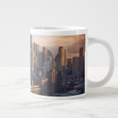 素晴らしいライトとの都市景観の眺め ジャンボコーヒーマグカップ (右)