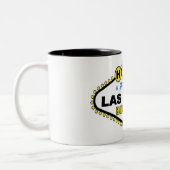 素晴らしいラスベガス誕生日マグカップを持っている ツートーンマグカップ (左)