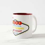 素晴らしいラスベガス誕生日マグカップを持っている ツートーンマグカップ (正面右)