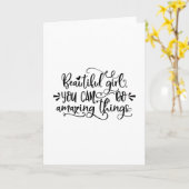 素晴らしい事ができる美しい女の子少女旅行 カード (黄色い花)