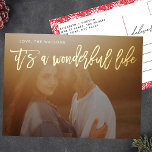 素晴らしい人生の金ゴールド・クリスマス 箔シーズンポストカード<br><div class="desc">素敵な休日の写真はがき台本で実在金ゴールドレタリング。バックにはフローラがかわいらし縁どある。レタリングスタイル。大きな写真デザイン。ハッピー、フェスティバルデザイン。素晴らしい人生だ。花…赤と白フローラ枠。</div>