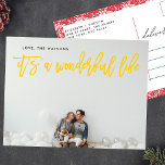 素晴らしい人生の黄色いクリスマスだ シーズンポストカード<br><div class="desc">イエロレタリングの素敵な休日フォトポストカードスクリプトだ。バックにはかわいらしフローラが縁どある。レタリングスタイル。大きな写真デザイン。ハッピー、フェスティバルデザイン。素晴らしい人生だ。花…赤と白フローラ枠。</div>