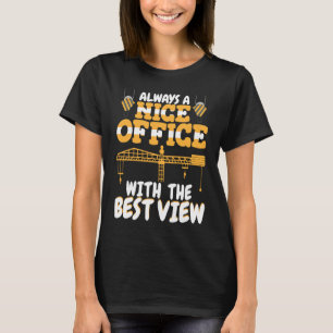 素晴らしい景色を望むオフィスクレーン運転士構造 Tシャツ