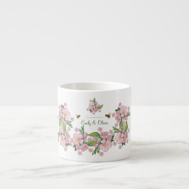 素晴らしい水色のリンゴの木の花とbее エスプレッソカップ