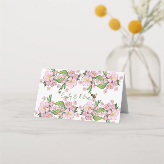 素晴らしい水色のリンゴの木の花とbее プレイスカード (正面)