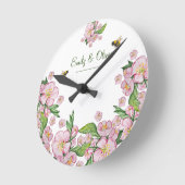 素晴らしい水色のリンゴの木の花とbее ラウンド壁時計 (傾斜)