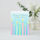 素晴らしい社員への誕生日おめでとう ストライプのキャンドル ポストカード (スタンド正面)