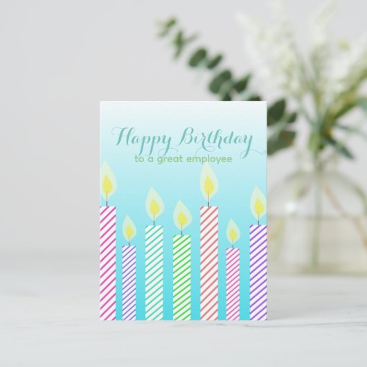 素晴らしい社員への誕生日おめでとう ストライプのキャンドル ポストカード (スタンド正面)