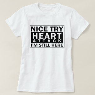 素晴らしい試みの心臓発作私は今でもここにおもしろいなワイシャツです Tシャツ