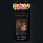 素晴らしい誕生日の写真グリッターブラック金ゴールド花 横断幕<br><div class="desc">50th （または任意の年齢）ガーリーと素晴らしい誕生日パーティーのための垂直バナー。大きなピンクのバラと緑の絵を描の後ろにはドリップとシックな黒の背離れ景が漂う。誕生日の女の子の写真をパーソナライズして追加。文字：ハッピーファブラス50誕生日 – 私たちはあなたを愛している。テンプレート文字と日付。金色の文字。ウェルカムバナーとしてもパーティー装飾としても最適。</div>