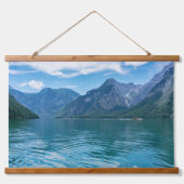 素晴らしい青い山の湖 – ロマンチックな風景 吊り下げ型タペストリー (正面)