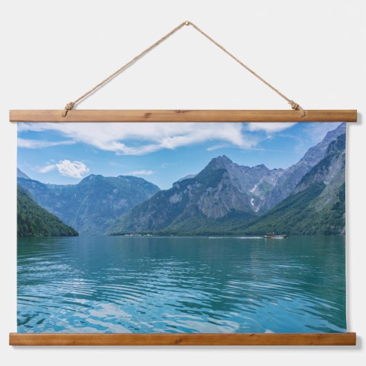 素晴らしい青い山の湖 – ロマンチックな風景 吊り下げ型タペストリー (正面)