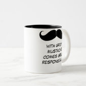 素晴らしい髭によって素晴らしい責任のマグを来ます ツートーンマグカップ (正面右)