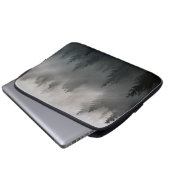 素晴らしい黒と白の夜明けの山 ラップトップスリーブ (正面下部)