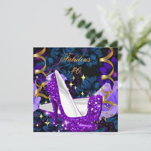 素晴らしい40パープル金ゴールドハイヒールフローラ誕生日 招待状 (スタンド正面)