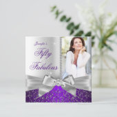 素晴らしい50フォトシルバーパープルボウ50誕生日 招待状 (スタンド正面)