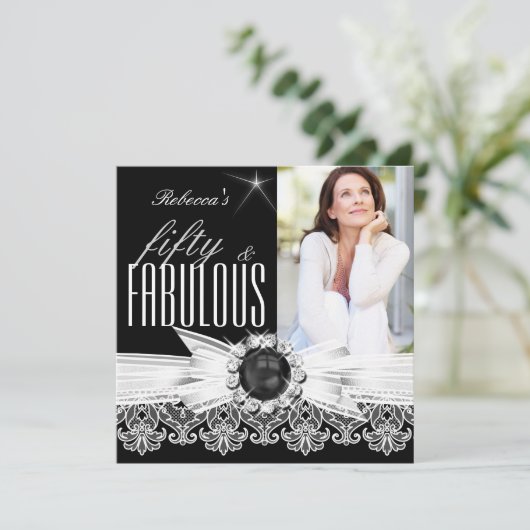素晴らしい50フォトブラックパールホワイトレース誕生日 招待状 (スタンド正面)