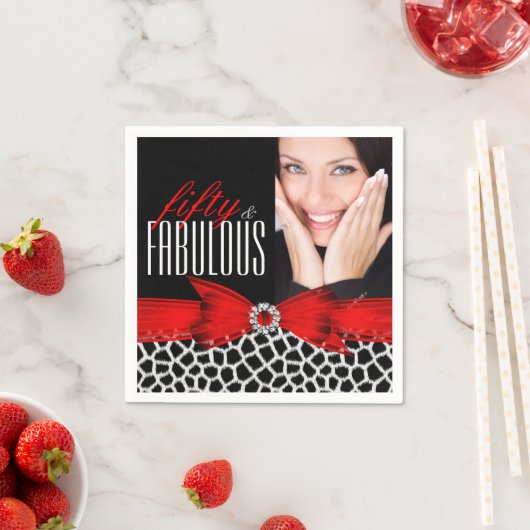 素晴らしい50ワイルドレッドブラックフォトバースデーパーティー スタンダードカクテルナプキン (インサイチュ)