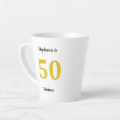 素晴らしい50番目の誕生日金ゴールドグリッターモノグラム名 カフェラテマグ (左アングル)