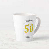 素晴らしい50番目の誕生日金ゴールドグリッターモノグラム名 カフェラテマグ (右アングル)