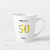 素晴らしい50番目の誕生日金ゴールドグリッターモノグラム名 カフェラテマグ (右)