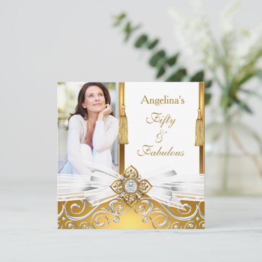 素晴らしい50金ゴールドホワイトダマスクの写真の誕生日パーティー 招待状 (スタンド正面)