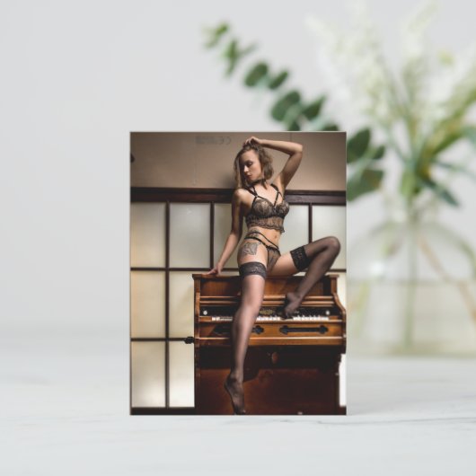 素晴らし美しいオンピアノブラックランジェリー写真 ポストカード (スタンド正面)