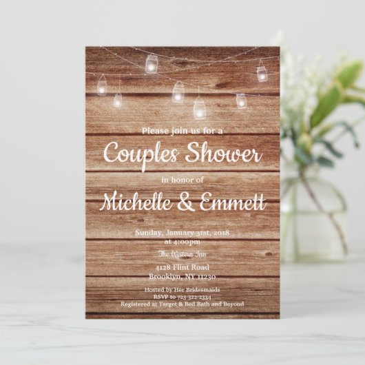 素朴でぶら下がったなライト国の木製のカップルのシャワー 招待状 (スタンド正面)